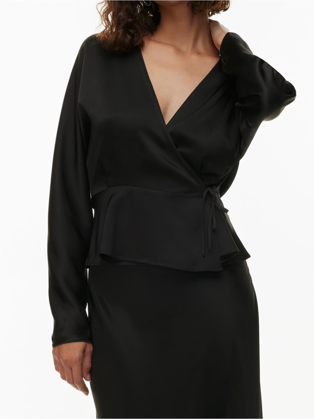 Aritzia❣️Wilfred Cleo satin blouse in black